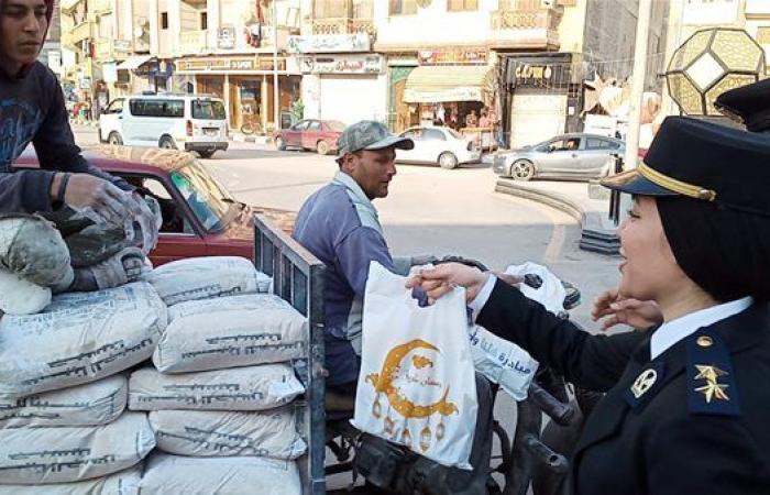 رجال الشرطة يوزعون وجبات على المواطنين بشوارع دمنهور بالبحيرة.. صور